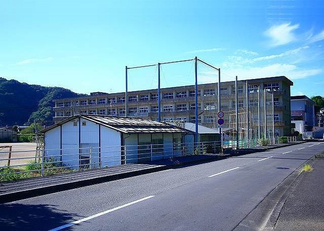 近くの津久見第一中学校まで850m（徒歩11分）