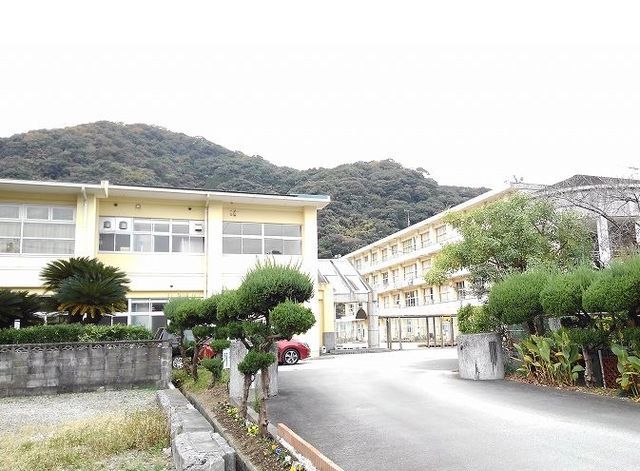 近くの津久見小学校まで1,300m（徒歩17分）