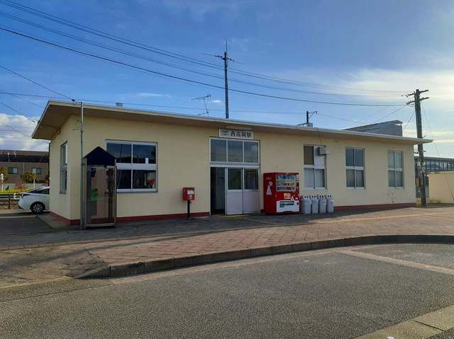 近くの西高岡駅まで370m（徒歩5分）