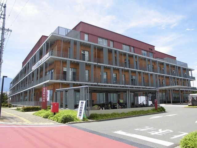 近くの安曇野市役所まで950m（徒歩12分）