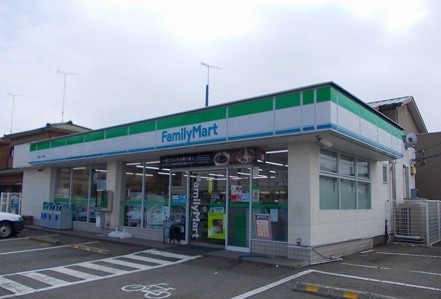 近くのファミリーマート小八幡店まで550m（徒歩7分）