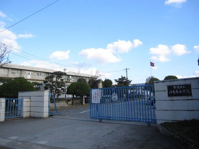 近くの連島南小学校まで700m（徒歩9分）
