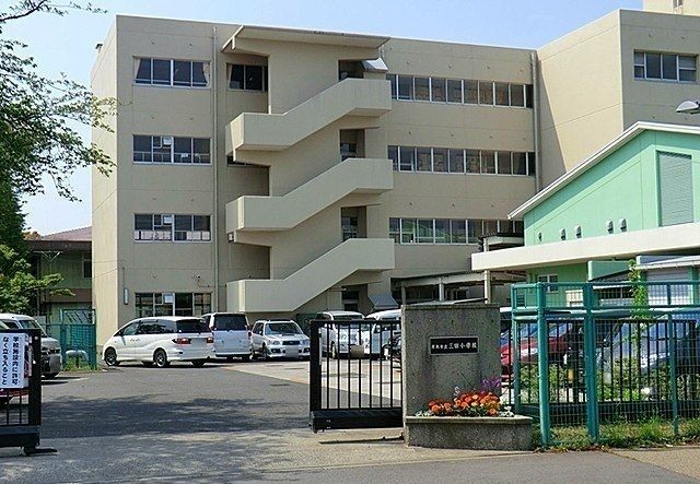 近くの三田小学校まで1,300m(徒歩17分)
