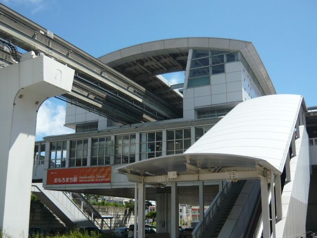 近くの沖縄都市モノレールおもろまち駅まで420m(徒歩6分)