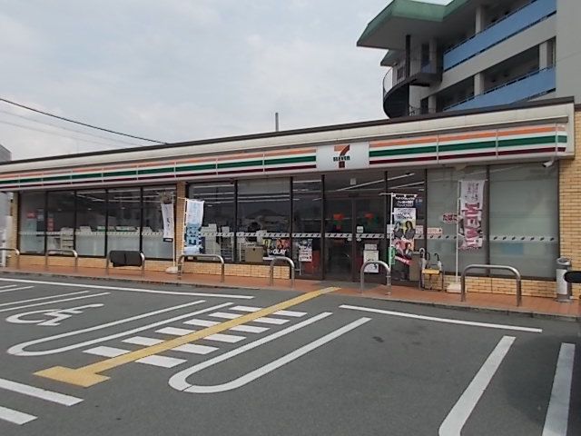 近くのコンビニまで600m（徒歩8分）