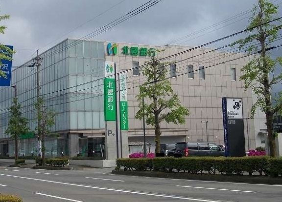 近くの北國銀行金沢西部支店まで1,000m（徒歩13分）
