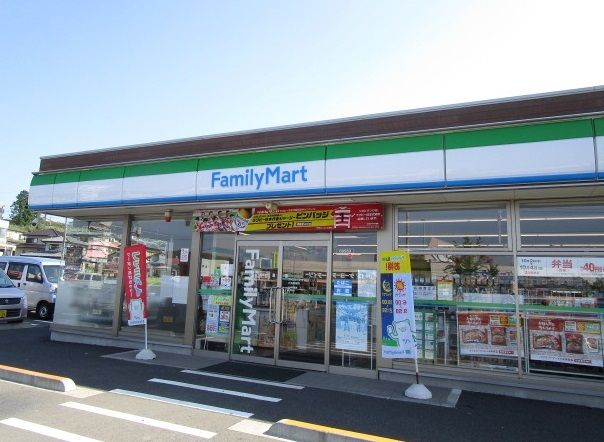 近くのファミリーマート和銅店まで300m（徒歩4分）