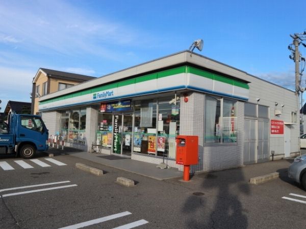 近くのファミリーマートまで350m(徒歩5分)