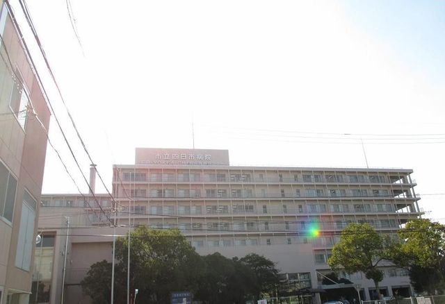 近くの市立四日市病院まで1,300m（徒歩17分）