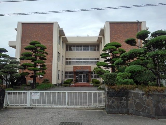 近くの観音寺市立一ノ谷小学校まで1,000m(徒歩13分)