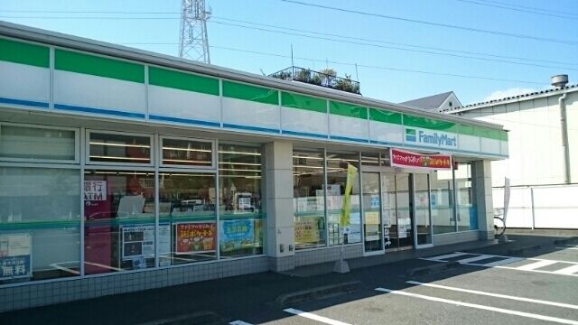 近くのファミリーマートまで400m（徒歩5分）