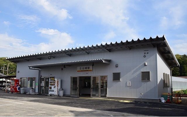 近くの三岐鉄道三岐線山城駅まで1,600m（徒歩20分）