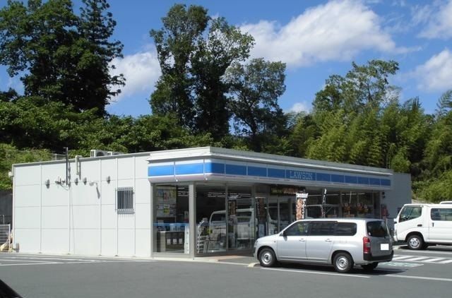 近くのローソン四日市山城店まで800m（徒歩10分）