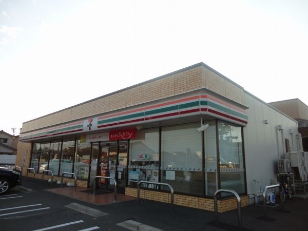 近くのセブンイレブンまで350m（徒歩5分）