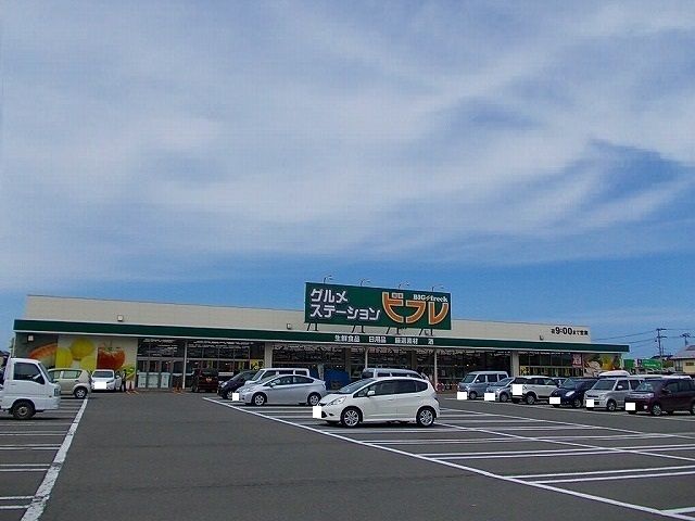 近くのビフレ東通店まで1,200m（徒歩15分）