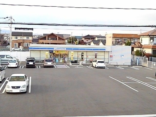 近くのローソン久留米南三丁目店まで640m（徒歩8分）
