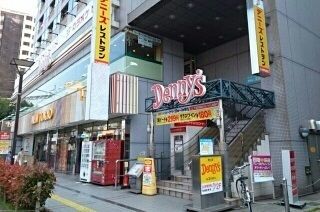近くのデニーズ町屋駅前店まで450m（徒歩6分）