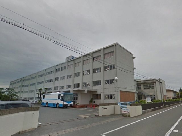近くの浜松南高校まで1,300m(徒歩17分)