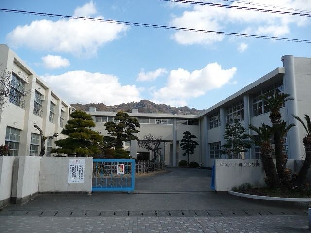 近くの岡部小学校まで150m（徒歩2分）