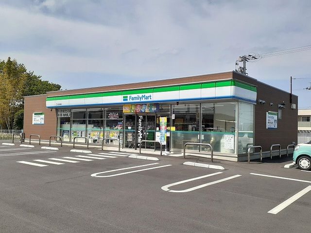 近くのファミリーマート宇佐辛島店まで600m（徒歩8分）