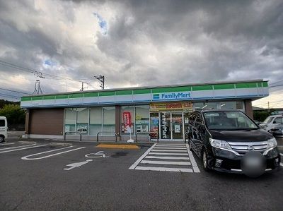 近くのファミリーマート前田東店さんまで2,100m（徒歩27分）