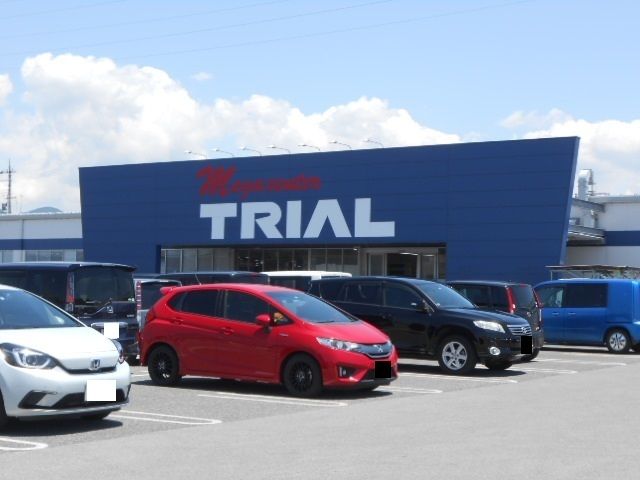 近くのメガセンタートライアル彦根店様まで2,000m（徒歩25分）