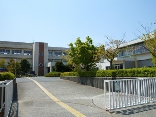 近くの中央小学校まで724m（徒歩10分）
