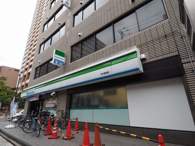 近くのファミリーマートまで700m（徒歩9分）