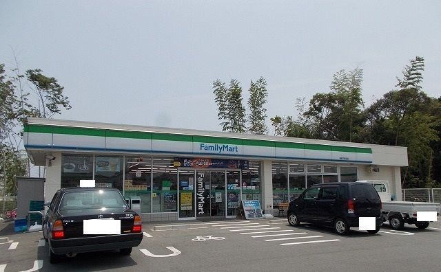 近くのファミリーマート鈴鹿下箕田店まで600m(徒歩8分)