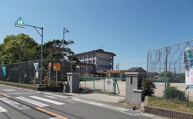 近くの箕田小学校まで1,000m(徒歩13分)
