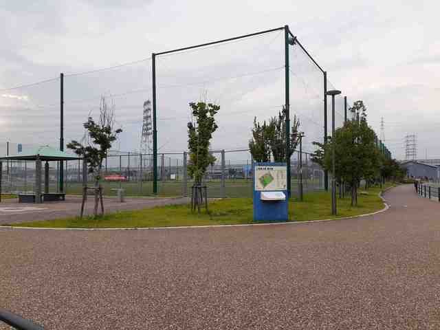 近くの三宅東公園まで1,084m（徒歩14分）