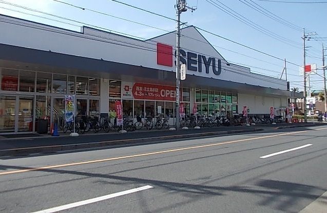 近くの西友足立島根店まで900m（徒歩12分）