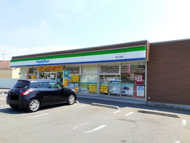 近くのファミリーマート福山千田店まで500m（徒歩7分）