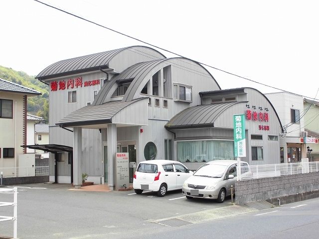 近くの菊池内科まで98m（徒歩2分）