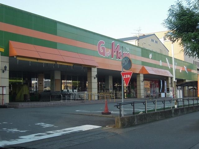 近くのフードマーケットマム曲金店まで100m（徒歩2分）