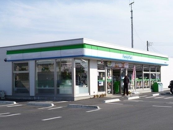 近くのファミリーマート 真岡高勢町店まで190m（徒歩3分）