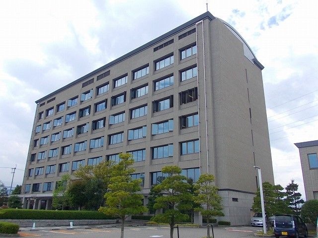 近くの愛媛県庁東予地方局様まで900m（徒歩12分）