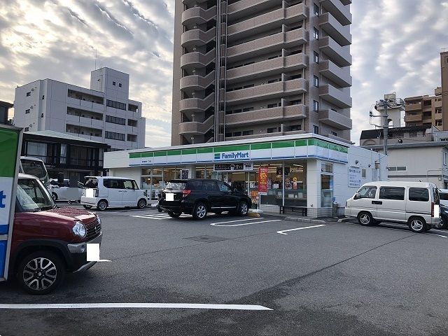 近くのファミリーマート梅園町１丁目店まで450m（徒歩6分）