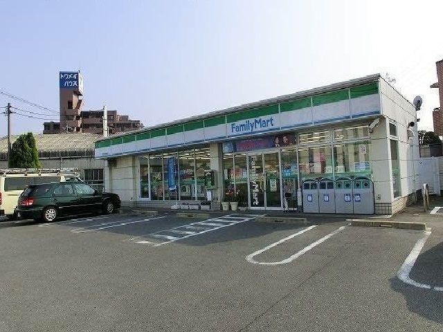 近くのファミリーマートまで200m（徒歩3分）