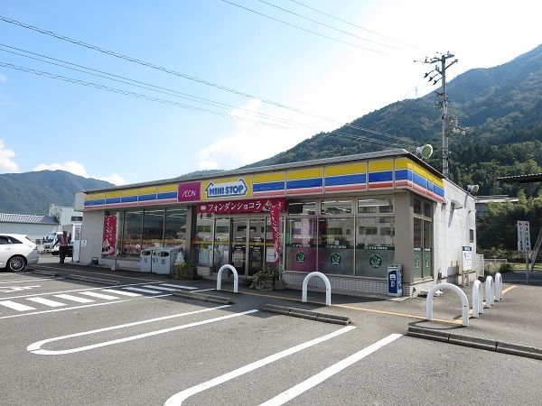 近くのコンビニまで250m（徒歩4分）