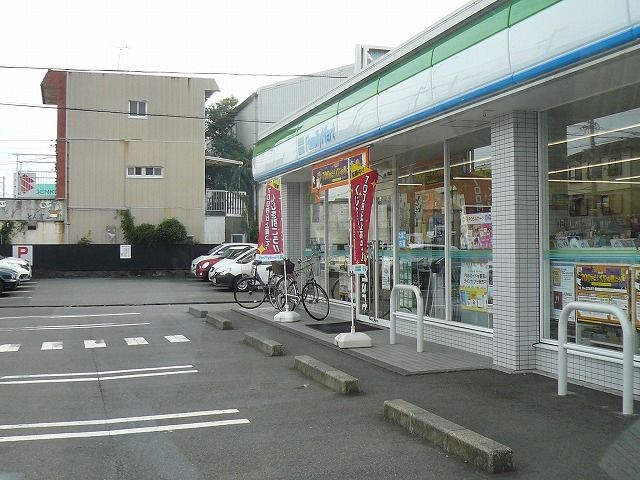 近くのファミリーマート登呂6丁目店まで400m（徒歩5分）