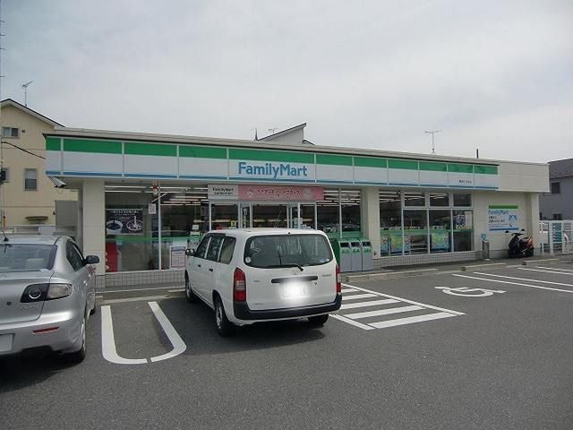 近くのファミリーマート 栗東小平井店まで400m（徒歩5分）