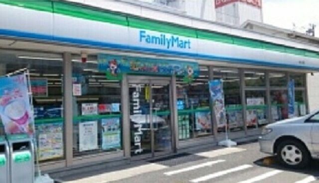 近くのファミリーマート市川二俣店まで600m（徒歩8分）