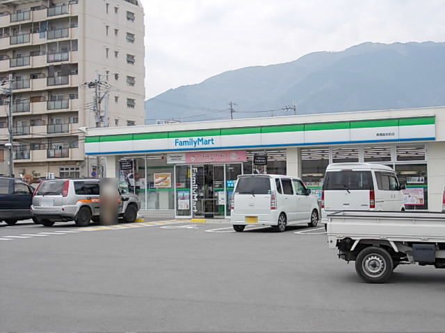 近くのコンビニまで750m（徒歩10分）