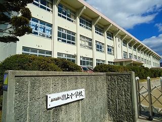 近くの川上小学校まで1,300m（徒歩17分）