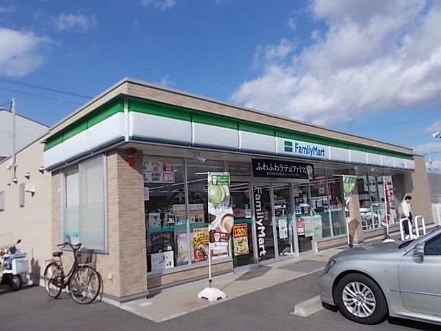 近くのファミリーマート岐阜下川手店まで250m（徒歩4分）