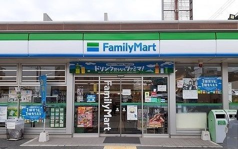 近くのファミリーマート様まで300m(徒歩4分)