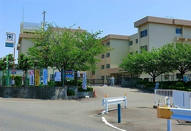近くの海老名市立杉本小学校まで290m(徒歩4分)