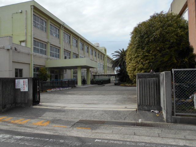 近くの保田小学校様まで600m（徒歩8分）