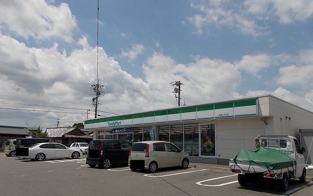 近くのファミリーマート鈴鹿三日市店まで750m(徒歩10分)